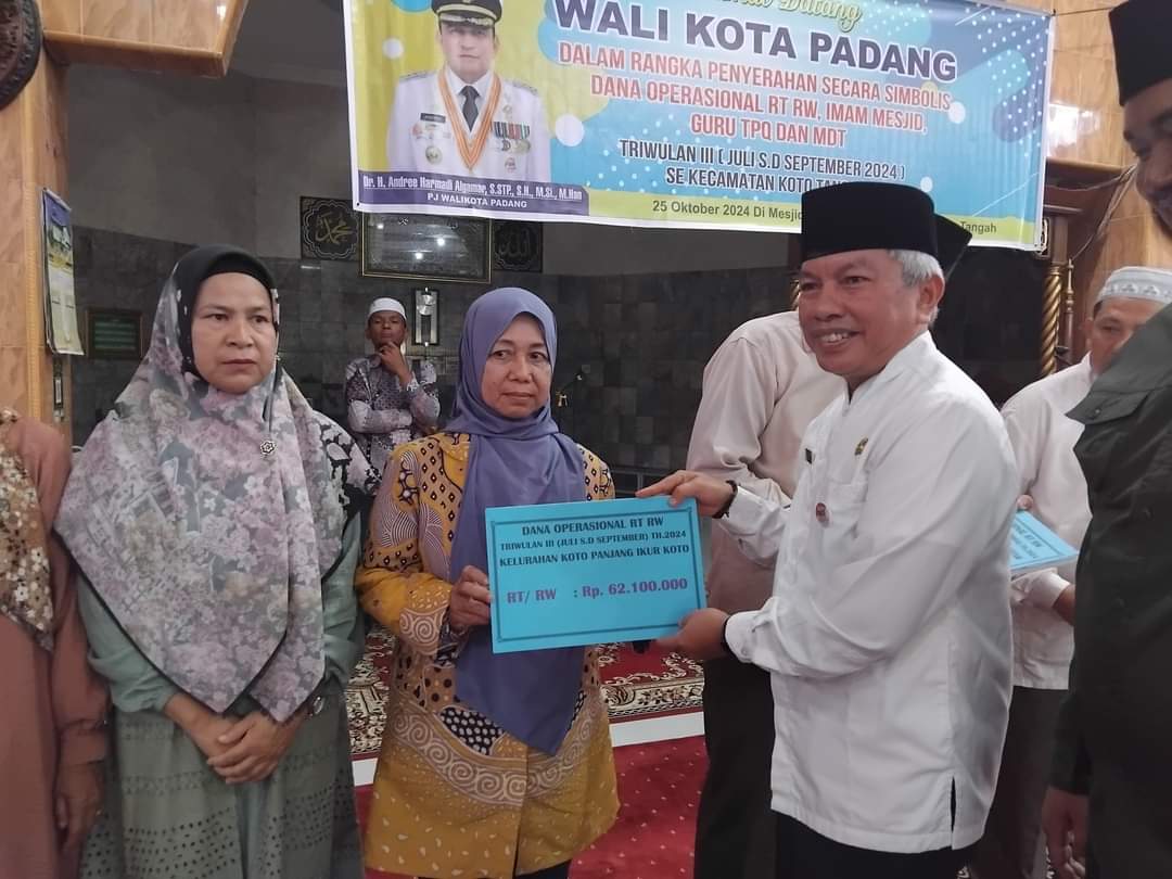Pj Wali Kota Serahkan Dana Operasional RT/RW Dan Incentif Imam Mesjid Se Kecamatan Koto Tangah