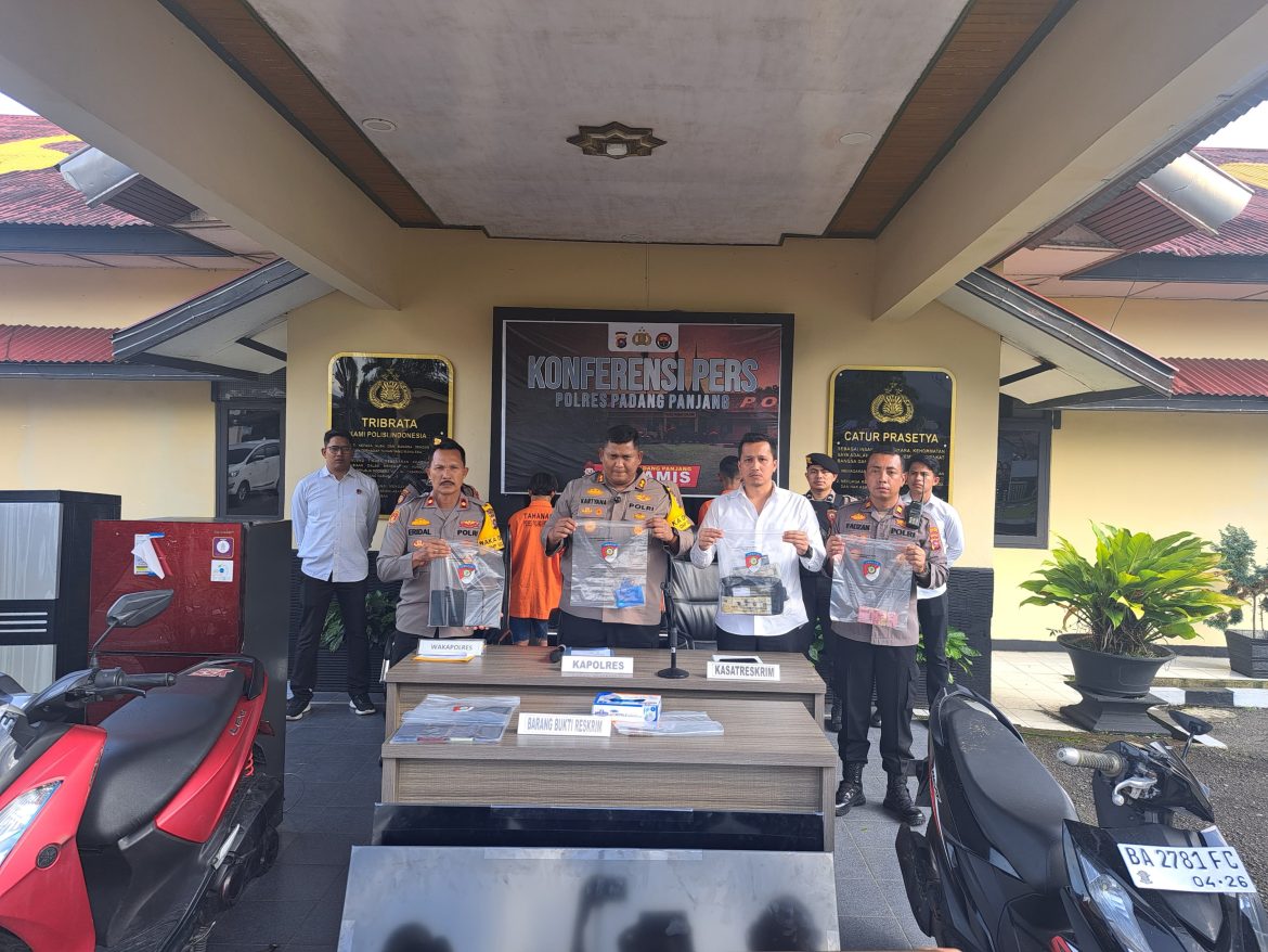 EMPAT TERSANGKA PENCURIAN KARTU ATM DI  GUGUK MALINTANG PADANG PANJANG DIRINGKUS