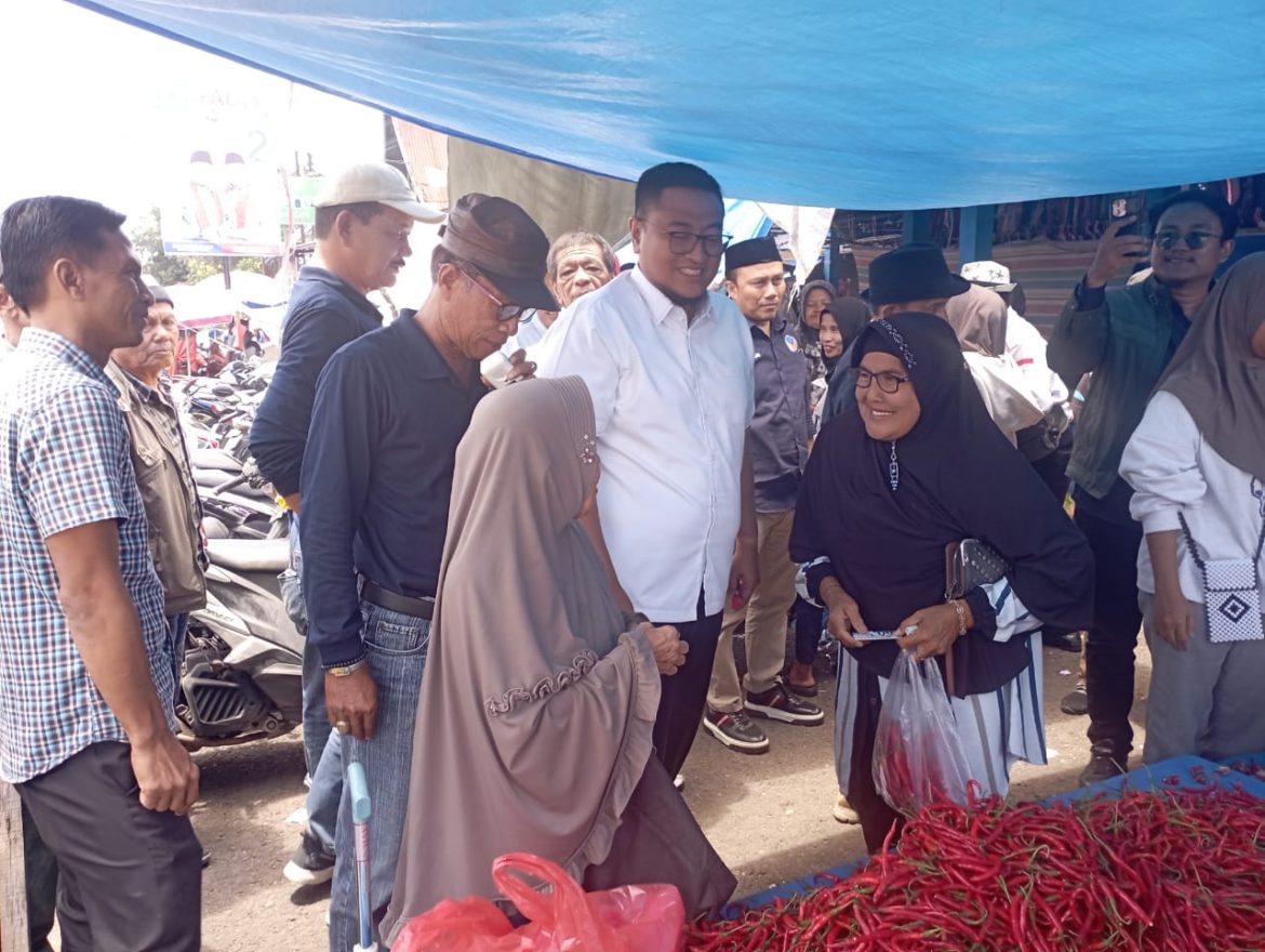 Calon Bupati Tanah Datar Richi Aprian Berdialoq dengan Pedagang Pasar Rambatan