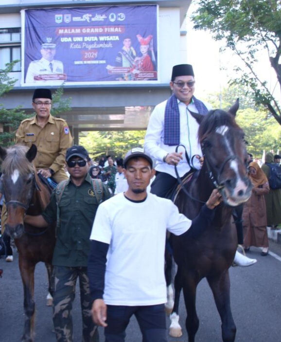 Ratusan Santri Dari 23 Madrasah Dan Pondok Pesantren Di Kota Payakumbuh Ikuti Pawai  Hari Santri Nasional