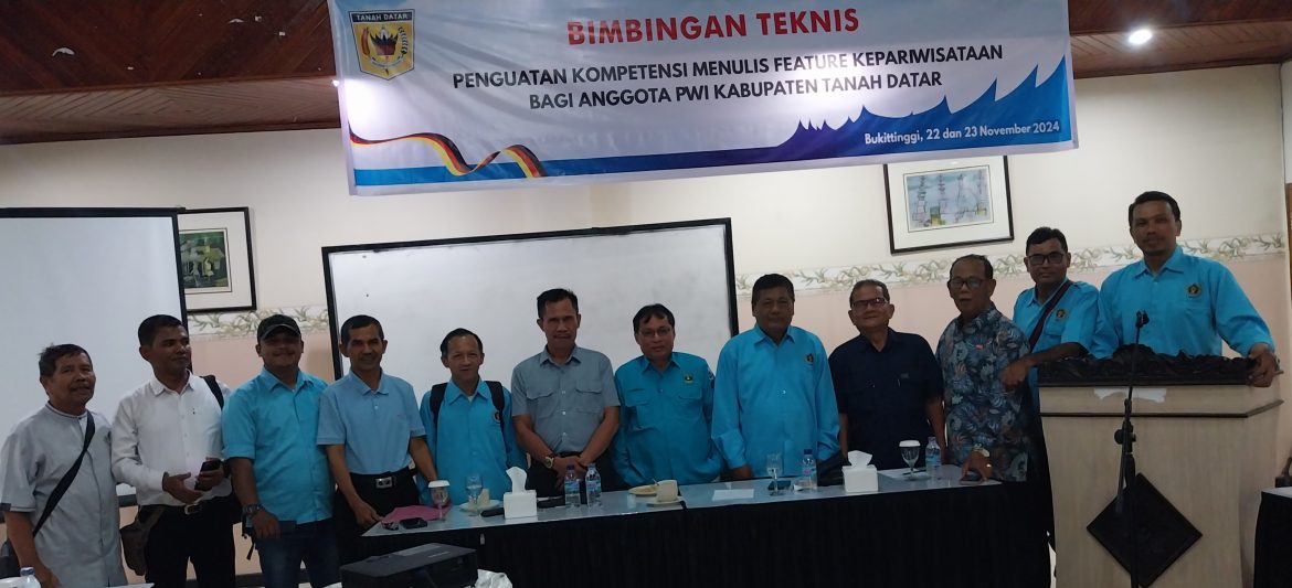 Anggota PWI Tanah Datar Ikuti Bimbingan Menulis Feature Ke Pariwisataan Di Hotel Nikita Bukittinggi