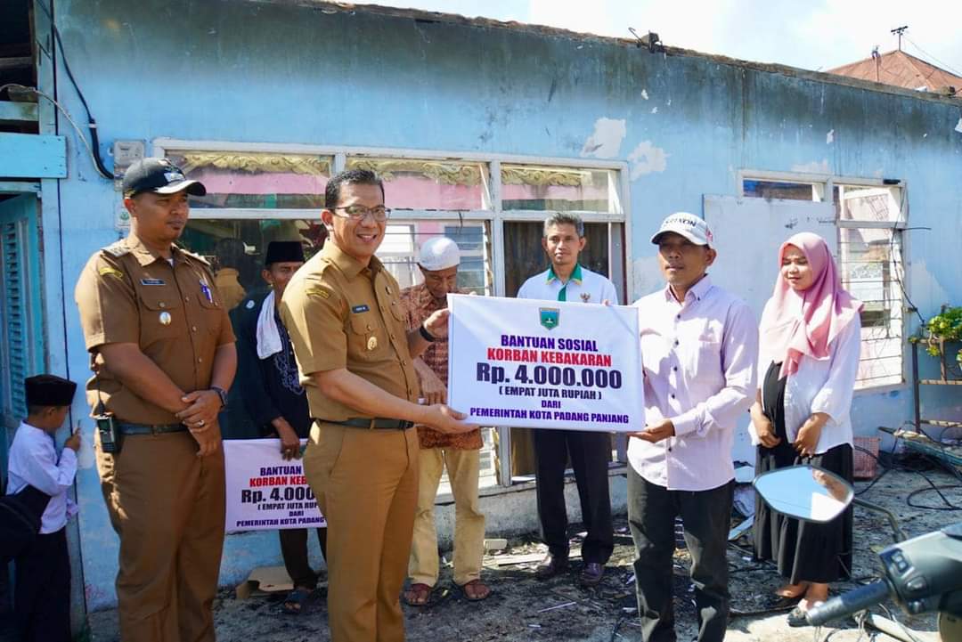 Empat  KK  Terdampak Korban Kebakaran di Kelurahan Balai-Balai Terima Bantuan Dari Pemko Dan Baznas Padang Panjang