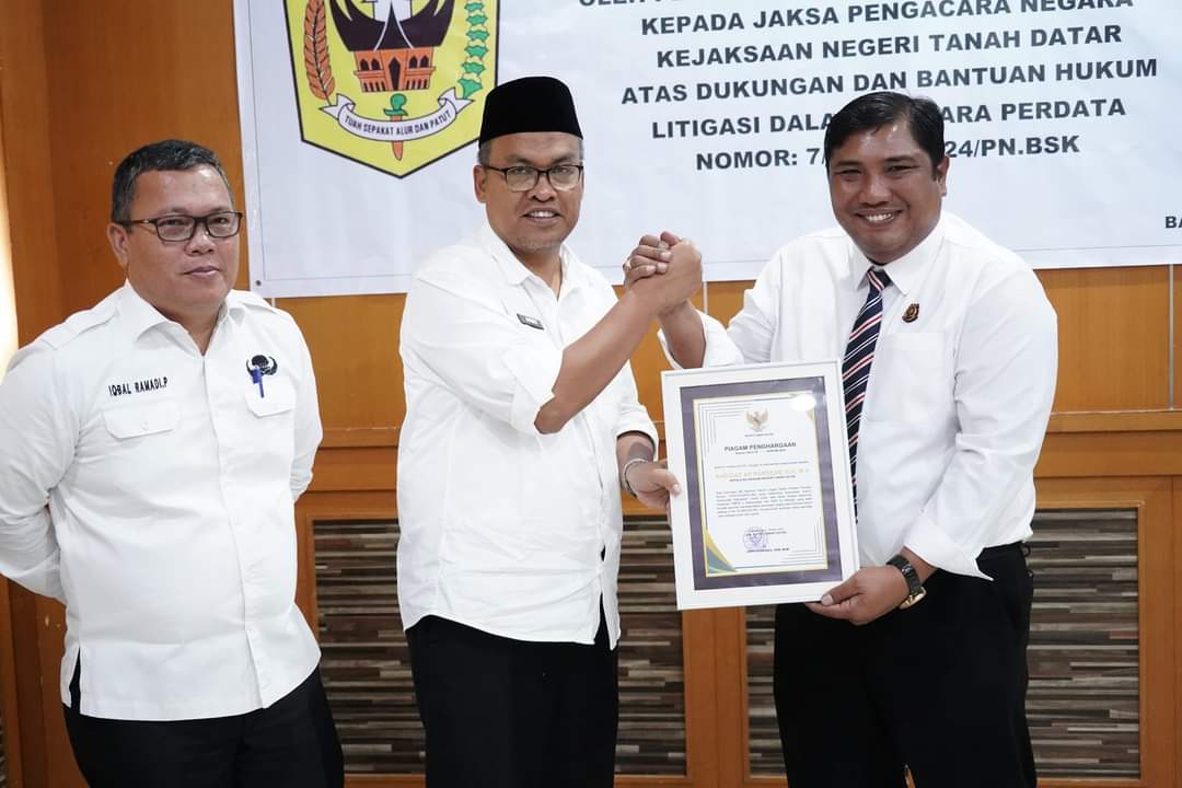 Selamatkan Dua Aset Sekolah, Pjs Bupati Tanah Datar Berikan Penghargaan Kepada Kejaksaan