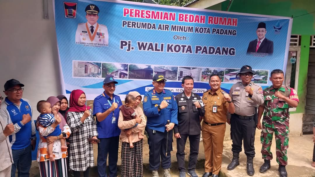 Diresmikan PJ Wali Kota, Gustina Merasa Haru Rumahnya Dibangun Oleh PDAM Kota Padang