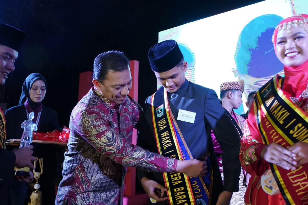 Nissa Cahaya Tari Dari Kabupaten Sijunjung Dan Muhammad Ridho Arrafi Dari Dharmasraya Terbaik pertama Uda Uni Duta Wisata Sumbar 