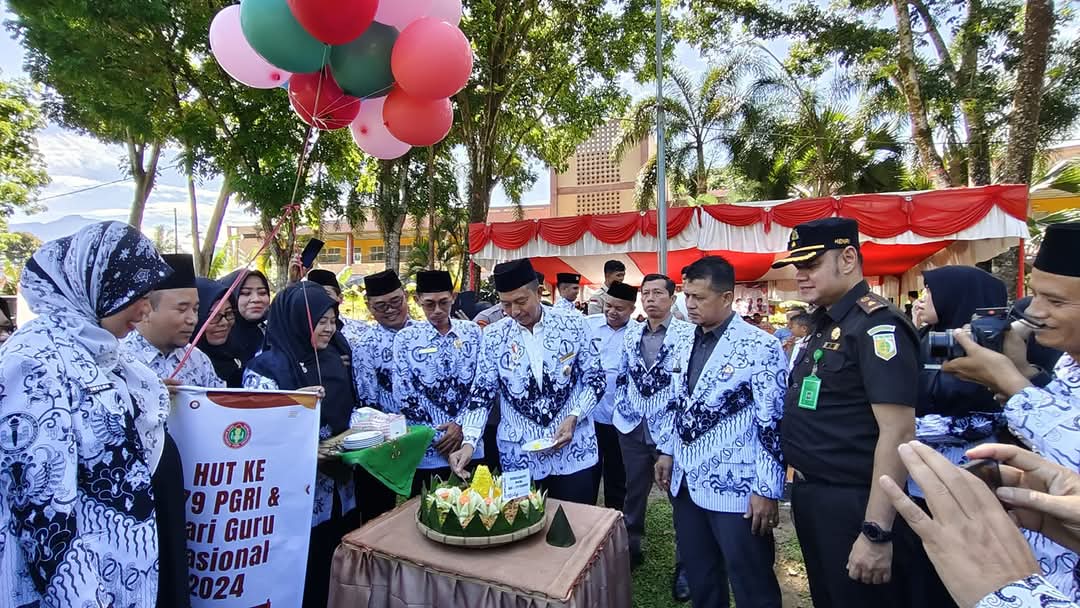 Wabup Pasbar  : “Tanpa Guru, Kita Tidak Akan Jadi Apa-apa”