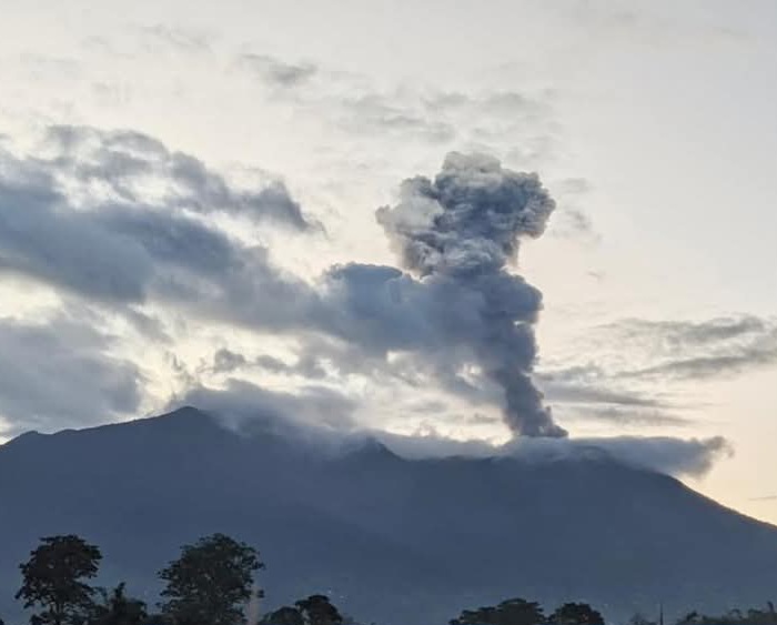 Bupati Tanah Datar Imbau Masyarakat Hindari Aktivitas di Sekitar Gunung Marapi