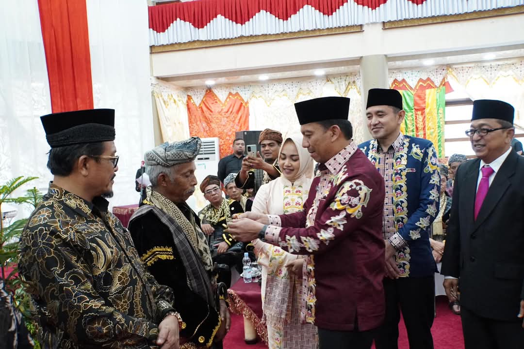 Tiga Tokoh Adat Terima PIN Emas Dari Pj Wali Kota Padang Panjang