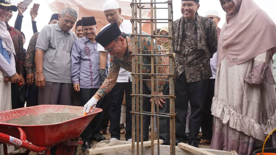 Wawako Padang Letakan Batu Pertama Pembangunan Masjid M. Nur Al Maimunis di Kelurahan Pia Tangah, Kecamatan Pauh