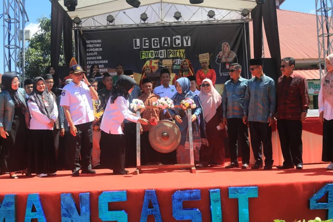 Wakil Bupati Dharmasraya Leli Arni Berikan  Motivasi Siswa Kelas XII SMAN 1 Sitiung