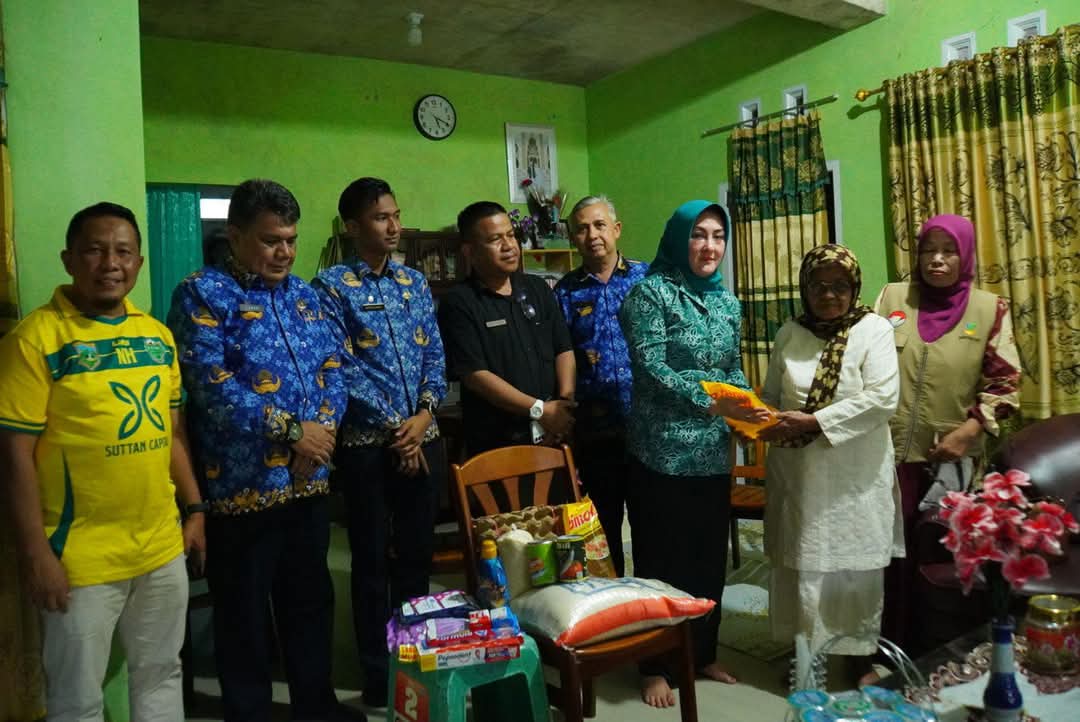 Tujuh Lansia di Kecamatan Padang Panjang Timur Terima Bantuan dari Ketua TP-PKK Kota Padang Panjang Maria Feronika