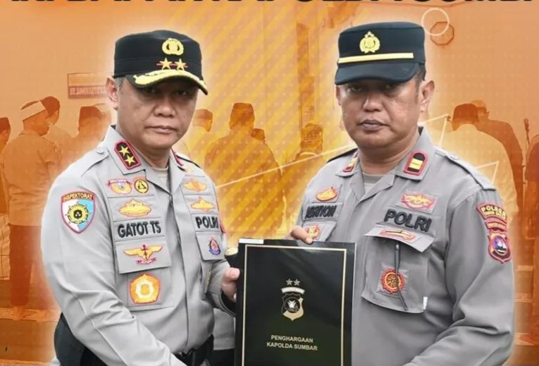 Dukung Gerakan Subuh Berjemaah, Polsek Tanjung Polres Tanah Datar Terima Penghargaan Dari Kapolda Sumbar