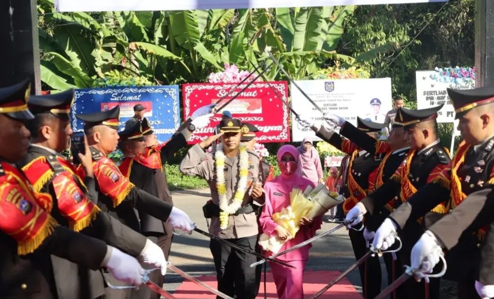 Suasana Haru Warnai Tradisi Pedang Pora Sambut Kedatangan Dan Pelepasan Kapolres Tanah Datar