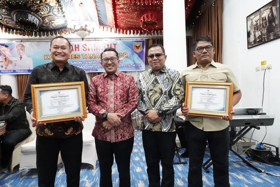 Pisah Sambut Kapolres, Bupati Tanah Datar Berikan Penghargaan Kepada AKBP Simon Yana Putra