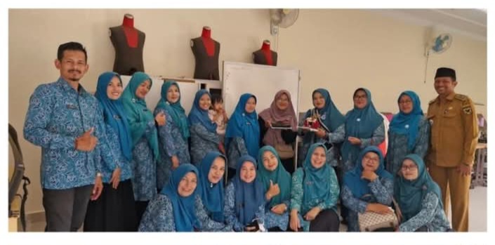 Ketua Dasawisma Nagari Pangian Paparkan Inovasi Kelompoknya Dihadapan Tim Penilai Tingkat Sumbar