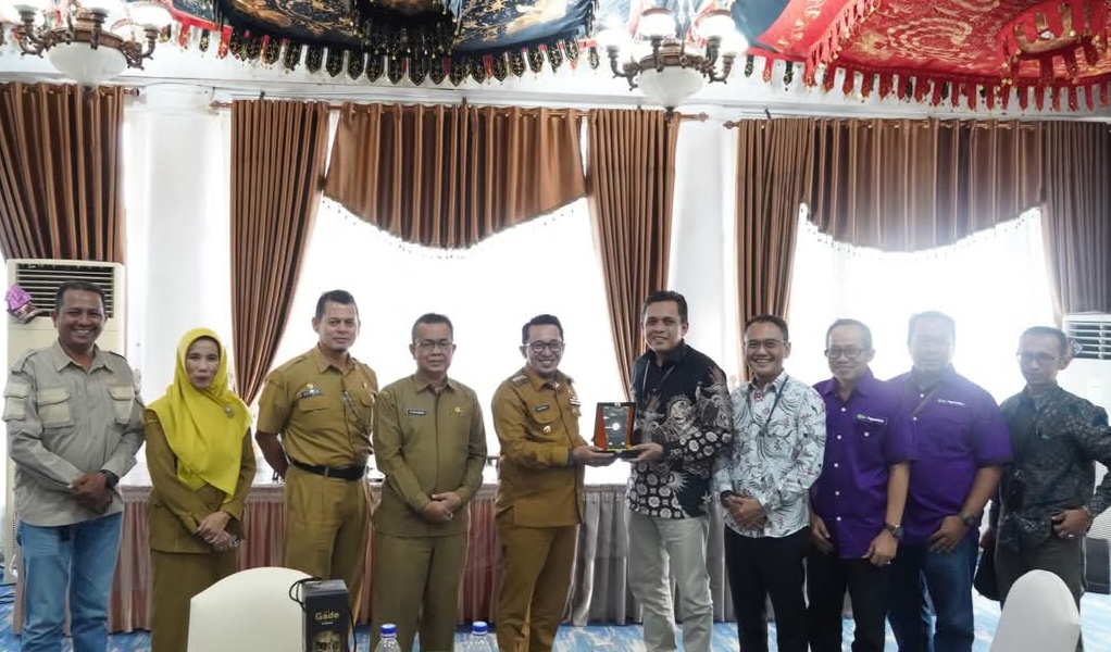 Pimpinan PT. Pegadaian Kanwil II Pekanbaru Serahkan Bantuan Senilai Rp. 86 juta Kepada Bupati Tanah Datar