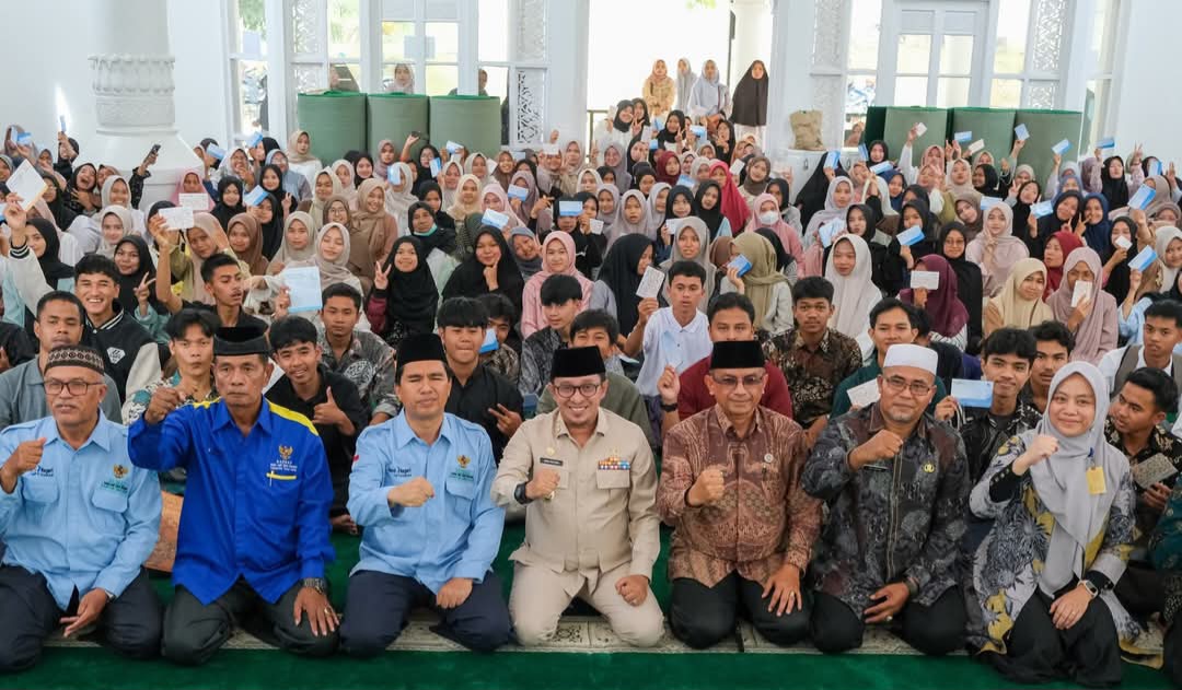 Diserahkan Bupati Eka Putra,  281 Calon Mahasiswa Terima Bantuan Dari Baznas Tanah Datar