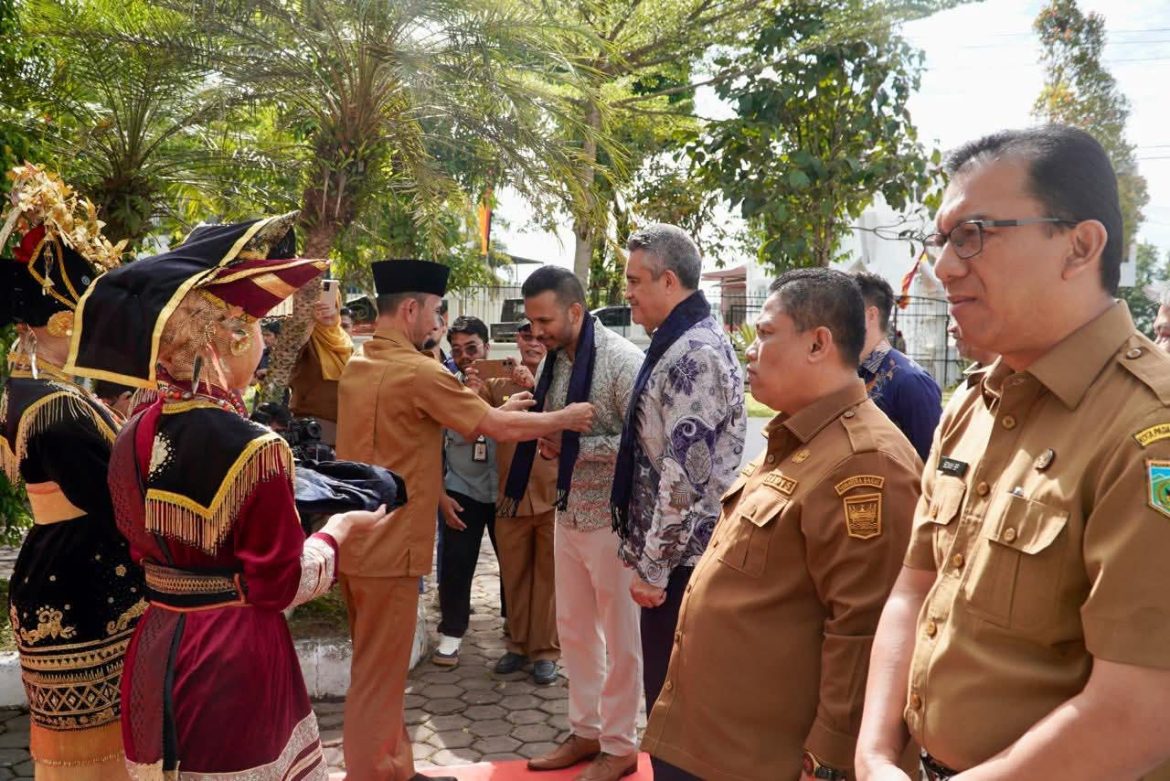 Bantuan 20 Ekor Sapi, Dari Kunjungan Duta Besar Selandia Baru Bersama Presiden Direktur PT. Fonterra Brands Indonesia Ke Padang Panjang