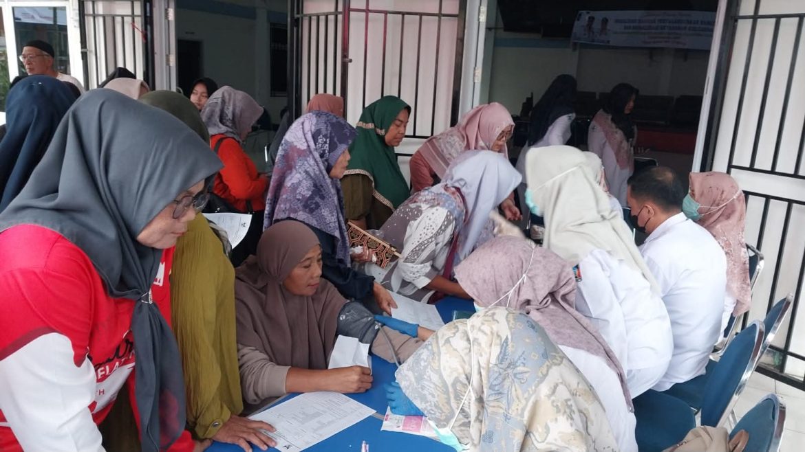 Warga Lubuk Begalung Kota Padang  Lakukan Cek Kesehatan Gratis