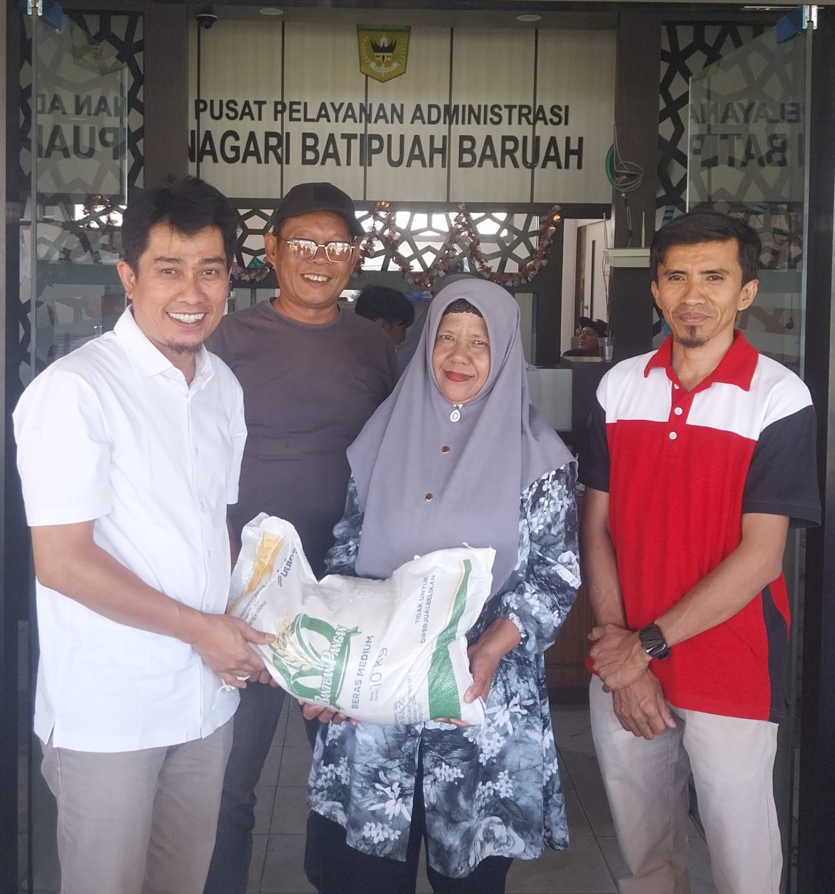649 KK Di Nagari Batipuah Baruah Kecamatan Batipuh Terima Bantuan Beras Dari Pemerintah