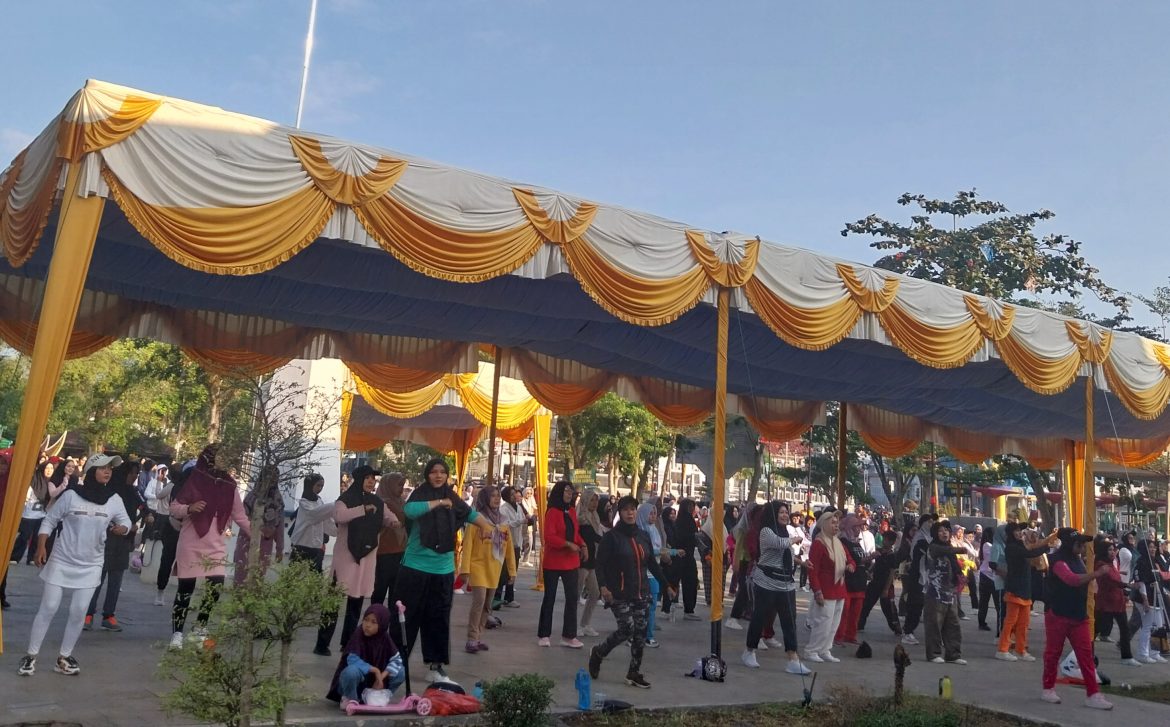 Ratusan Warga Antusias Ikuti Senam Kesegaran Jasmani di Lapangan Cindua Mato Batusangkar
