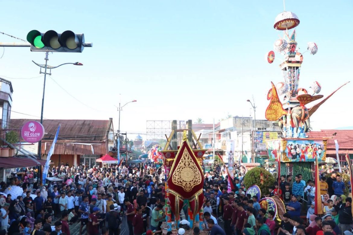 Puluhan Ribu Masyarakat Banjiri Prosesi terakhir Pesona Budaya Tabuik Piaman