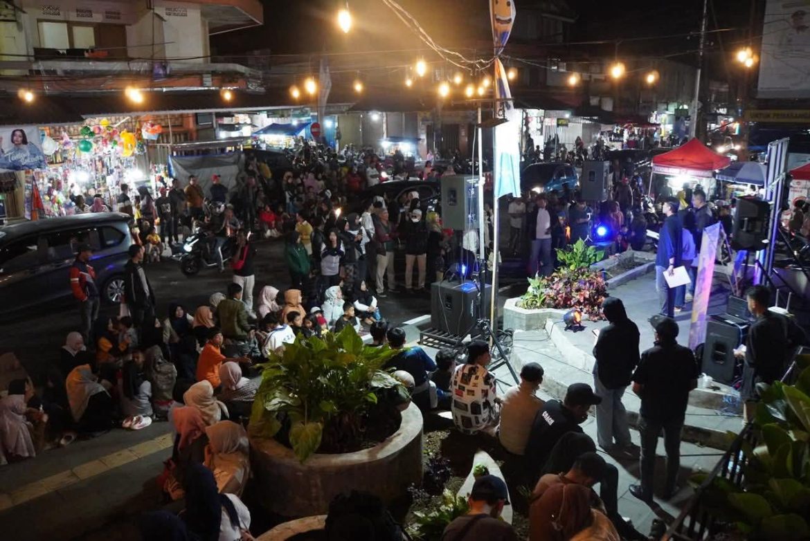 Wakil Wali Kota Haru, Ratusan Warga Saksikan Lomba Solo Song  Di Pasar Pusat Padang Panjang