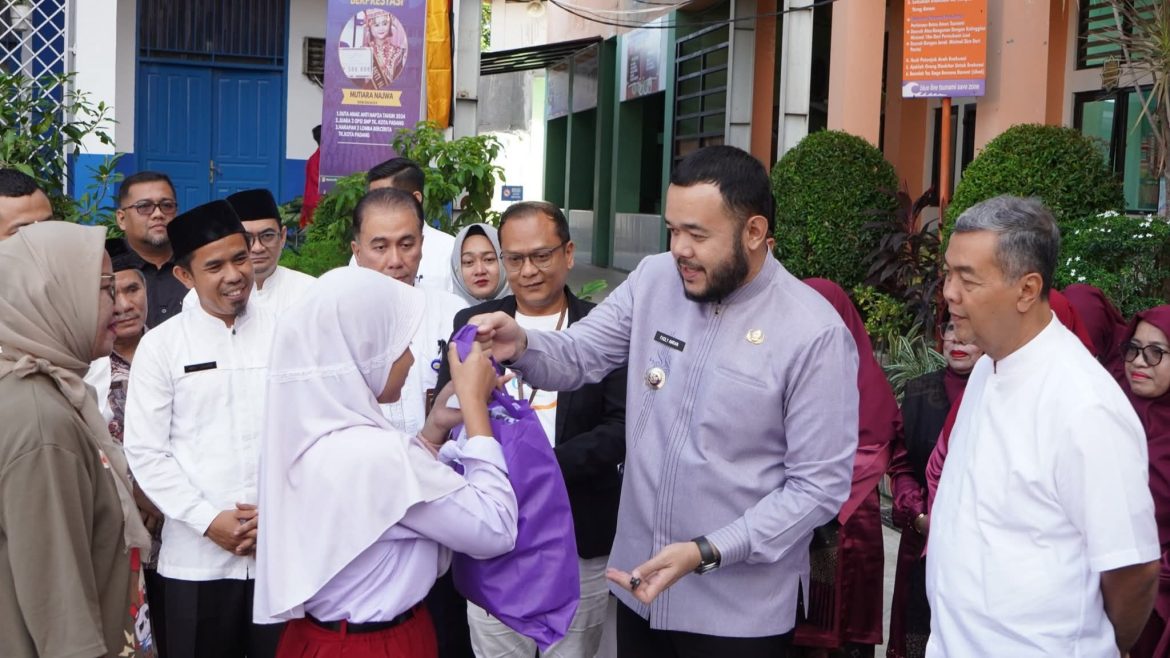 Diserahkan Wali Kota, 12.606 Siswa Baru Dari Keluarga Kurang Mampu  Dapat Seragam Gratis Dari Pemko Padang