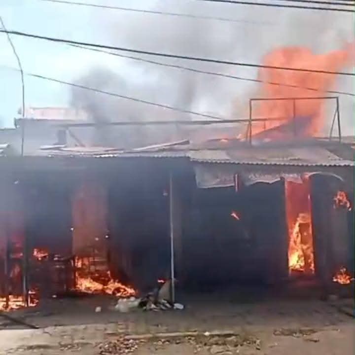 Empat Bangunan Di Lubuk Begalung Dimamah Sijago Merah, Damkar Padang Bergerak  Cepat