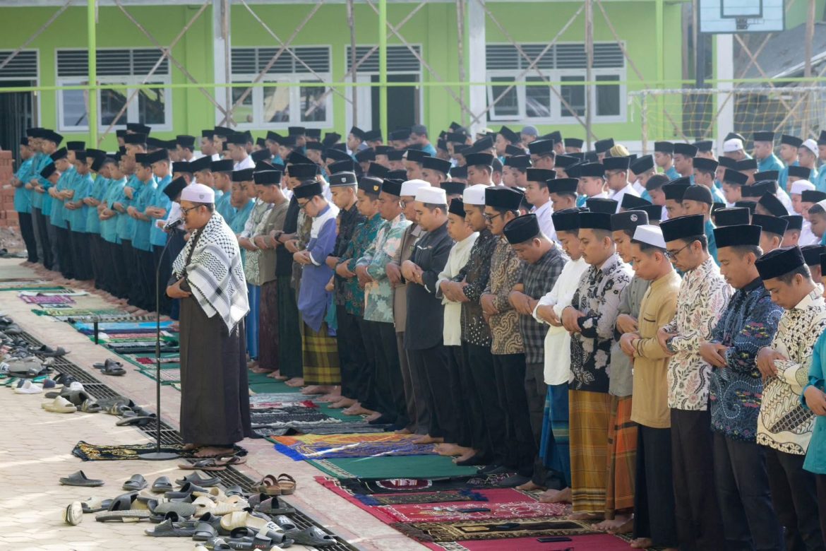 Dipimpin Oleh  Ust. Burhanuddin, Lc., M.A, Santri Darul Ulum Tigo Jangko Lintau Buo Laksanakan Sholat Istisqa