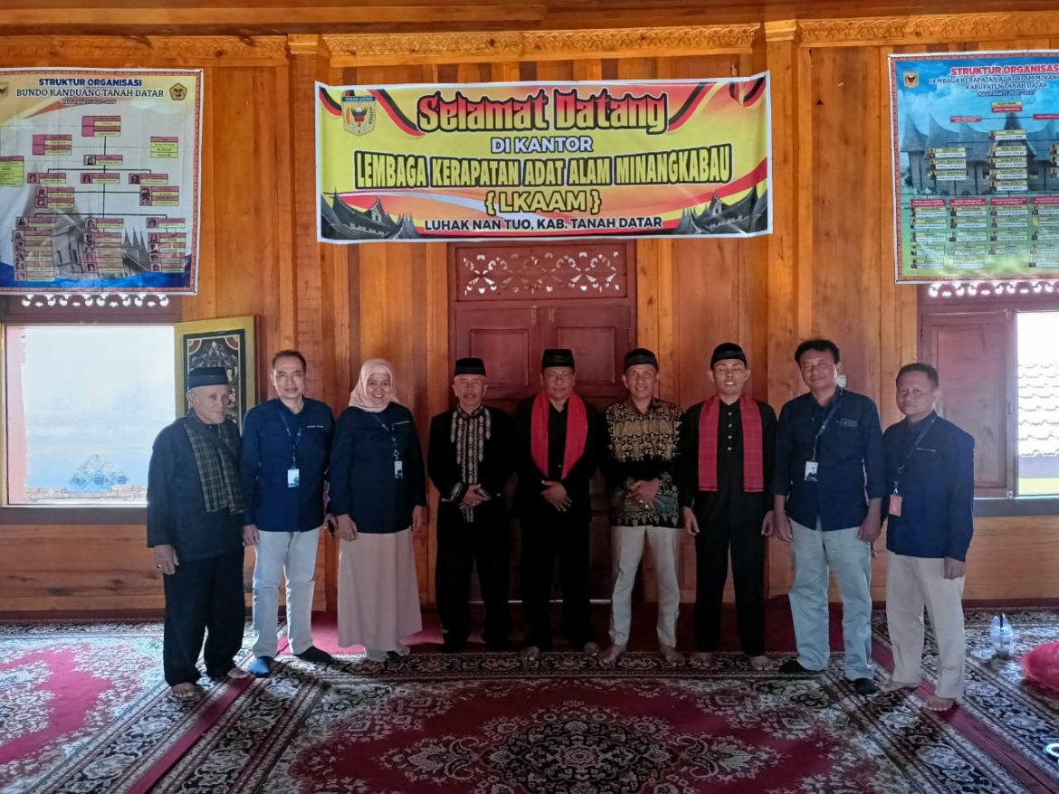 Empat Doktor Universitas Bung Hatta Kunjungi LKAAM Tanah Datar