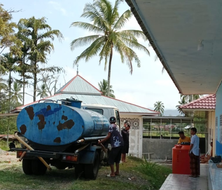 PDAM Tanah Datar Salurkan Bantuan Air Bersih ke Muhammadiyah Boarding School (MBS) MTs Lima Kaum