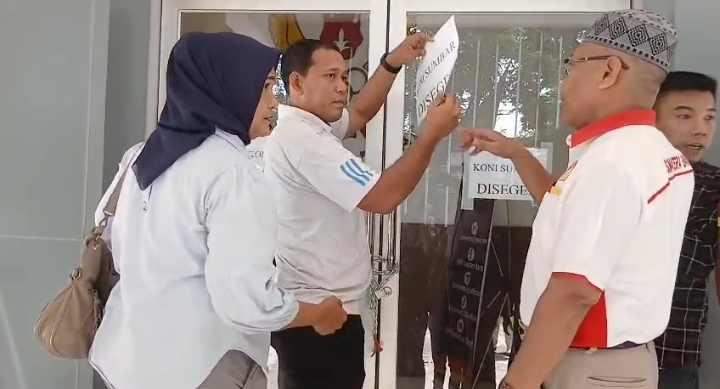 Kantor KONI Sumbar Digembok Oleh Pengurus Cabang Olahraga
