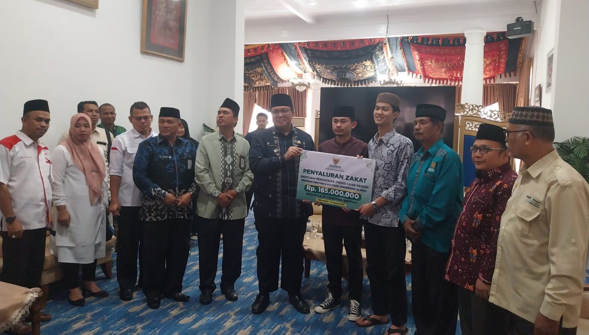 Diserahkan Wakil Bupati, 22 Calon Ulama yang kuliyah Di Mesir Dan Maroko Terima Bantuan Baznas Tanah Datar