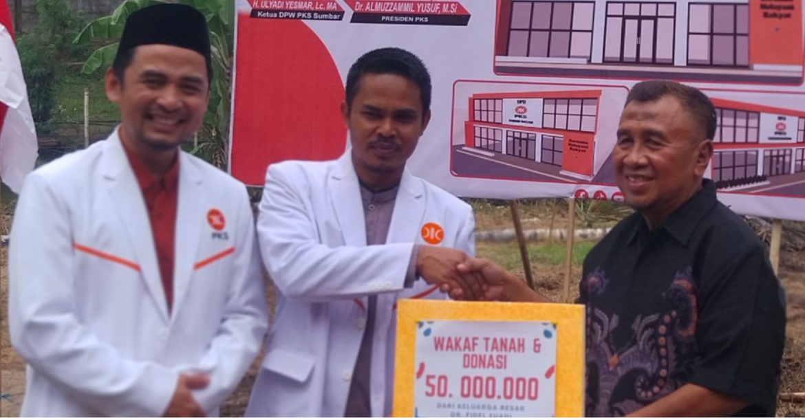 Diwakafkan Dr Fidel Fuadi, Wakil Bupati Letakan Batu Pertama Pembangunan  Kantor PKS Tanah Datar