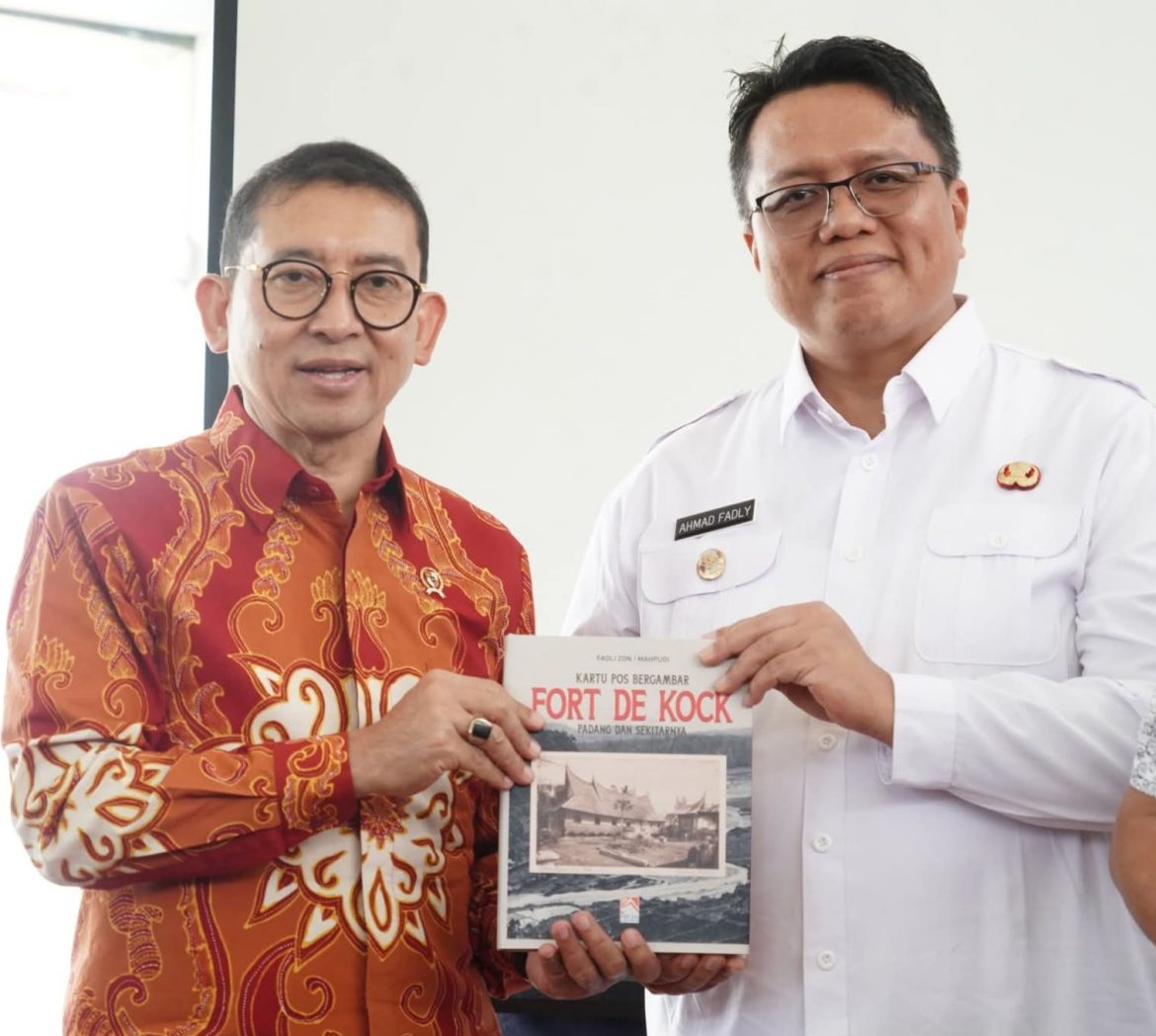 Dihadiri Wabup Tanah Datar, Menteri Kebudayaan Fadli Zon Luncurkan Buku Kartu Pos Bergambar Fort De Kock