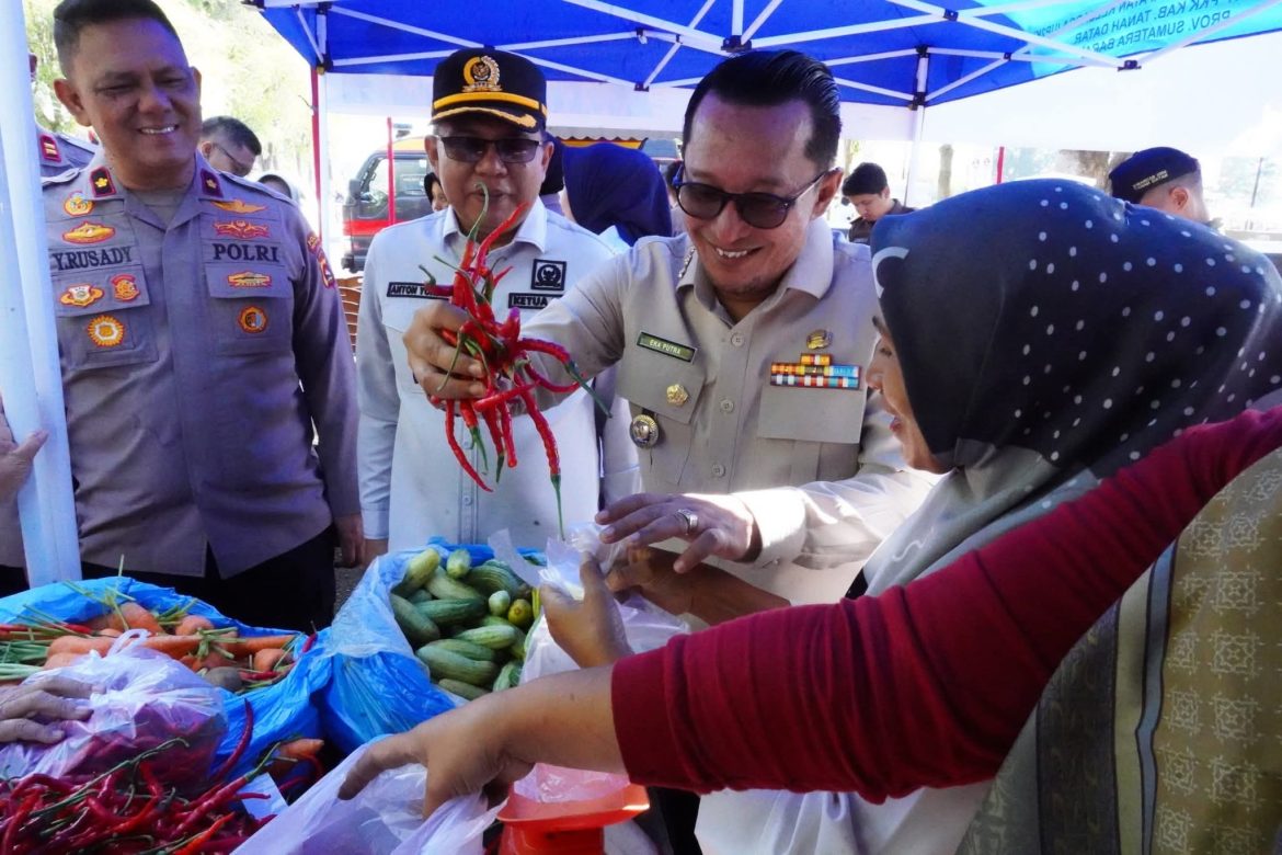 Bupati Eka Putra  Dukung Polres Tanah Datar Adakan Gerakan Pangan Murah Di Muka Lapangan Cindua Mato