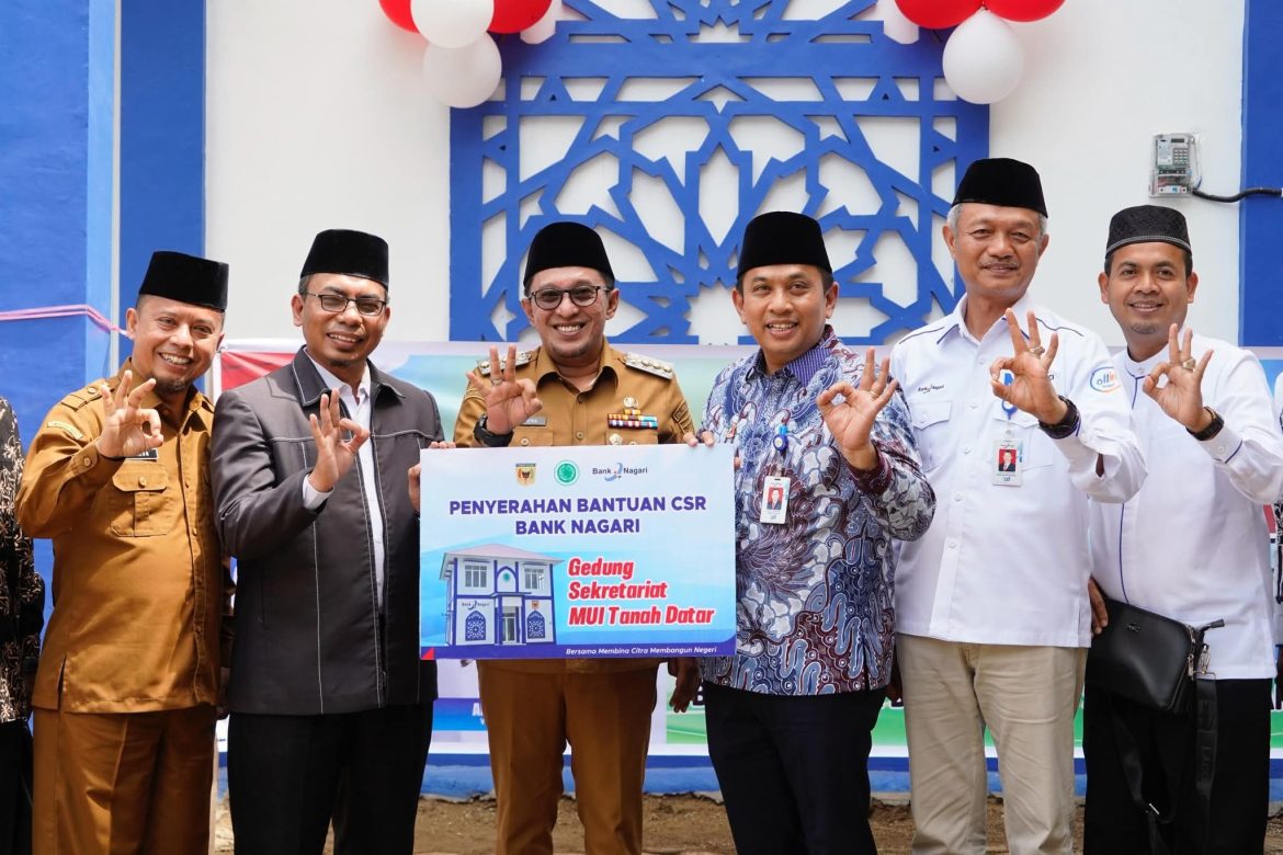 Direktur Utama Bank Nagari Sumbar Serahkan Bangunan Gedung Sekretariat MUI Kepada Bupati Tanah Datar