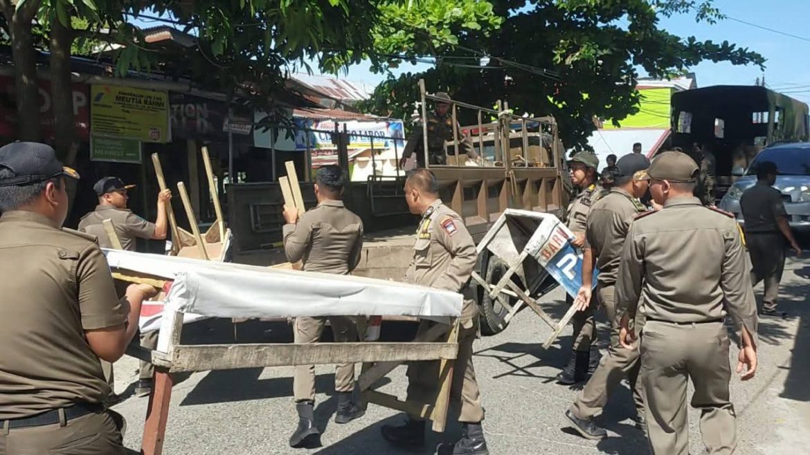 Puluhan Pedagang Kaki Lima (PKL) Di Tertibkan Satpol PP Padang
