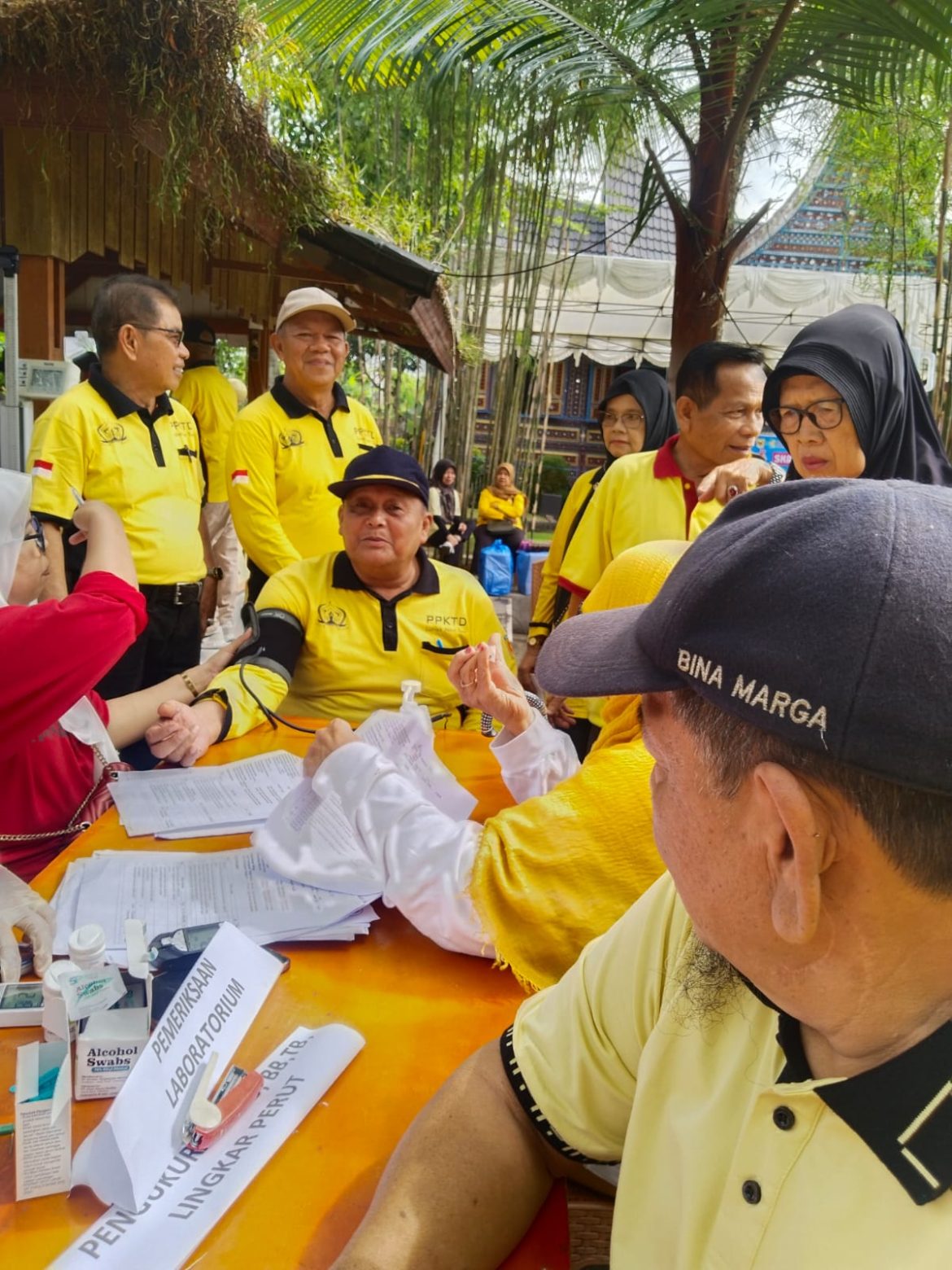 Lima Dokter Dan 20 Tenaga Medis Layani Pensiunan Tanah Datar