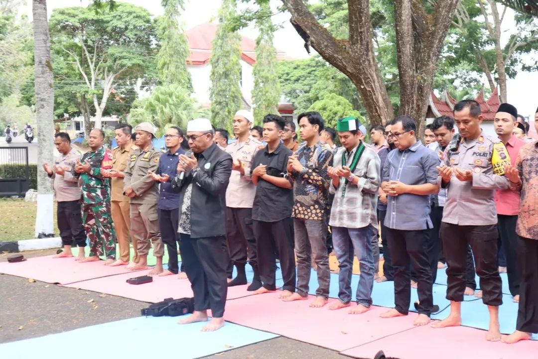 Ditengah Suasana Demo, Kapolres dan Anggota DPRD Tanah Datar Shalat Gaib Bersama Demonstran HMI