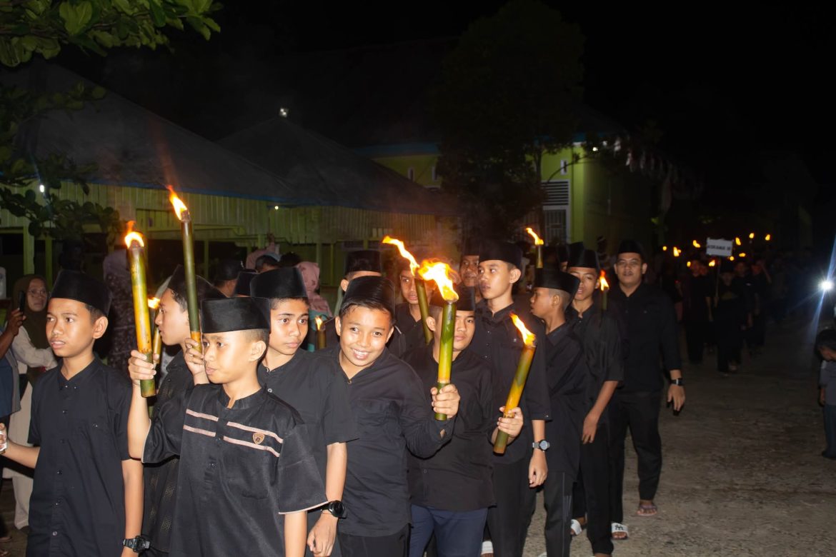 Ratusan Santri Darul Ulum Lakukan Pawai Obor Di Jalan Sekitar Nagari Tigo Jangko Lintau Buo