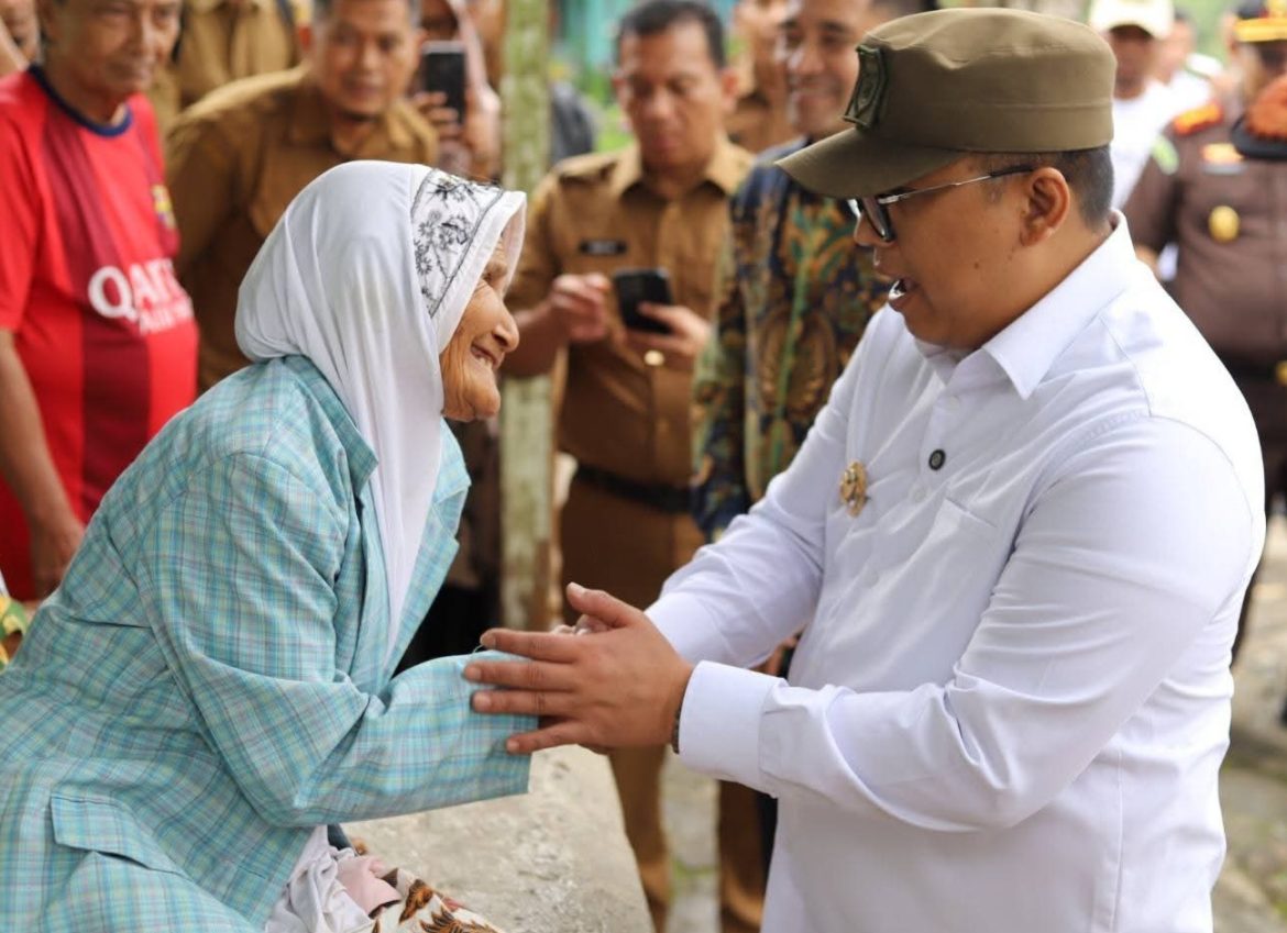 Wali Kota Padang Panjang Salurkan Bantuan Korban Kebakaran Di Koto Katik Dan Kampung Manggih