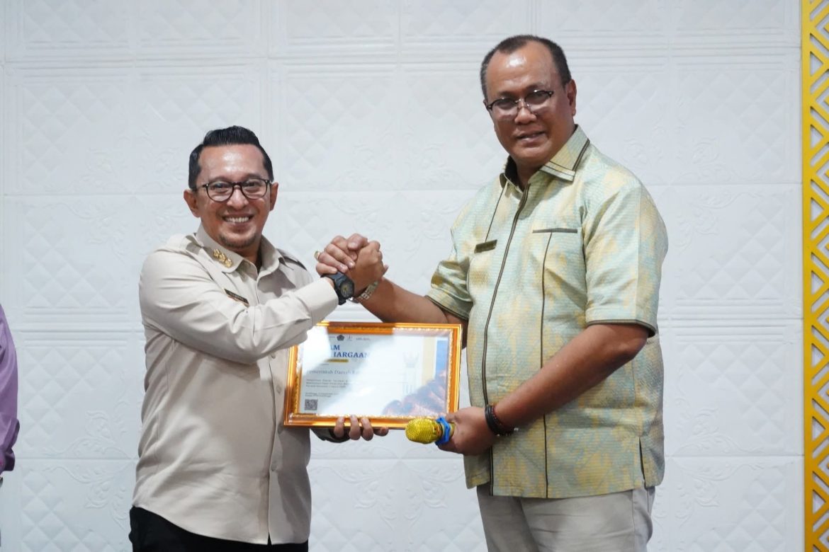 Bupati Tanah Datar Terima Piagam Penghargaan Dari Kepala KPPN Bukittinggi