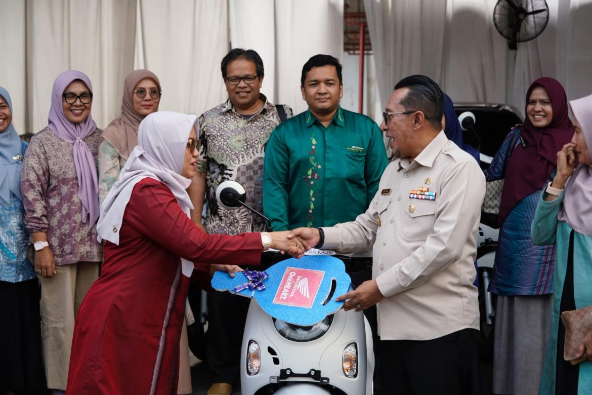Bupati Tanah Datar Serahkan  23 Unit Kendaraan Roda Dua Untuk  Operasional Puskesmas