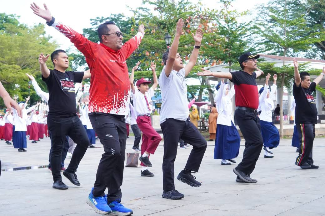 Ratusan Siswa Ikut Senam Bersama Dengan Wakil Menteri Dikdasmen Di Lapangan Cindua Mato Batusangkar