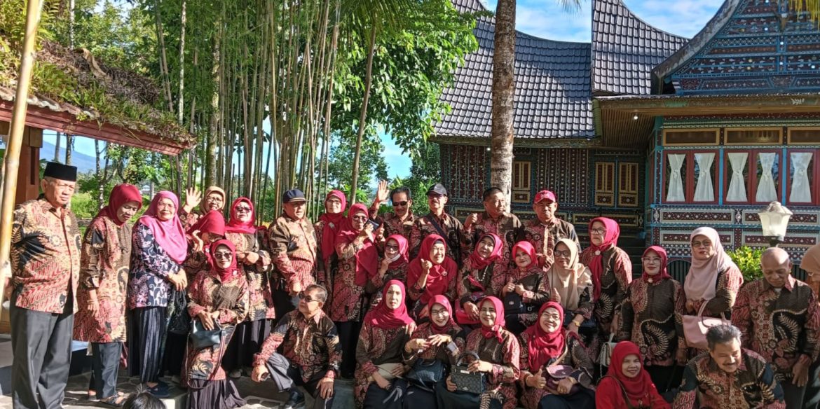 Silaturahmi Pensiunan Luhak Nan Tigo, Dimeriahkan Paduan Suara PPKTD Luhak Nan Tuo