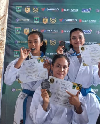 Atlet Forki Tanah Datar Raih 11 Medali  Dalam Kejuaraan Karate SHUKAIDO OPEN SERIES I, Road To National & International  di GOR UNP Padang
