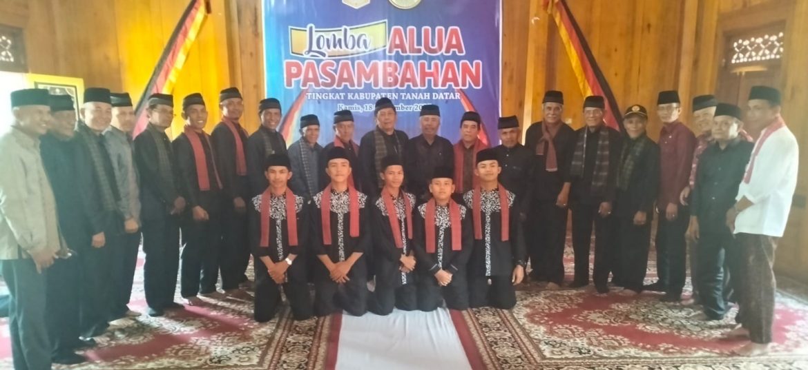 Utusan LKAAM Sungai Tarab Juara Pertama Lomba Alua Pasambahan Tingkat Tanah Datar