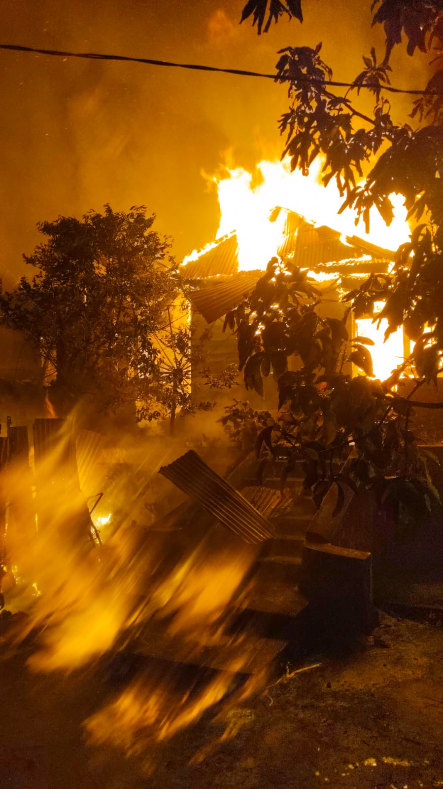 Kebakaran Hebat Di Parambahan Lima Kaum, Tiga Bangunan Hangus – Kerugian Capai Rp 1,5 Miliar